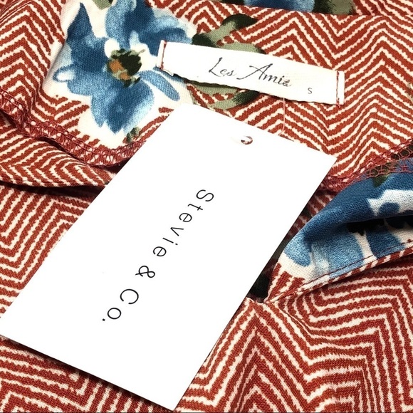 🌺 Les Amis Chevron Floral Print Tie Neck Blouse Size S NWT - Picture 7 of 9